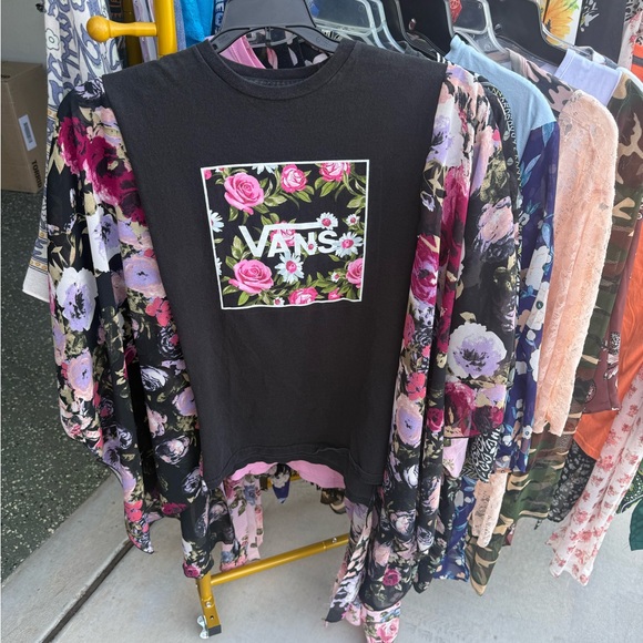 Vans Tops - Vans Black Floral Short Sleeve Tee